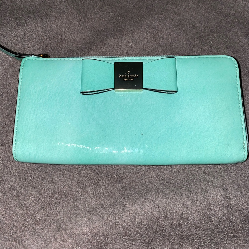 Kate Spade zip around wallet. Used only once.